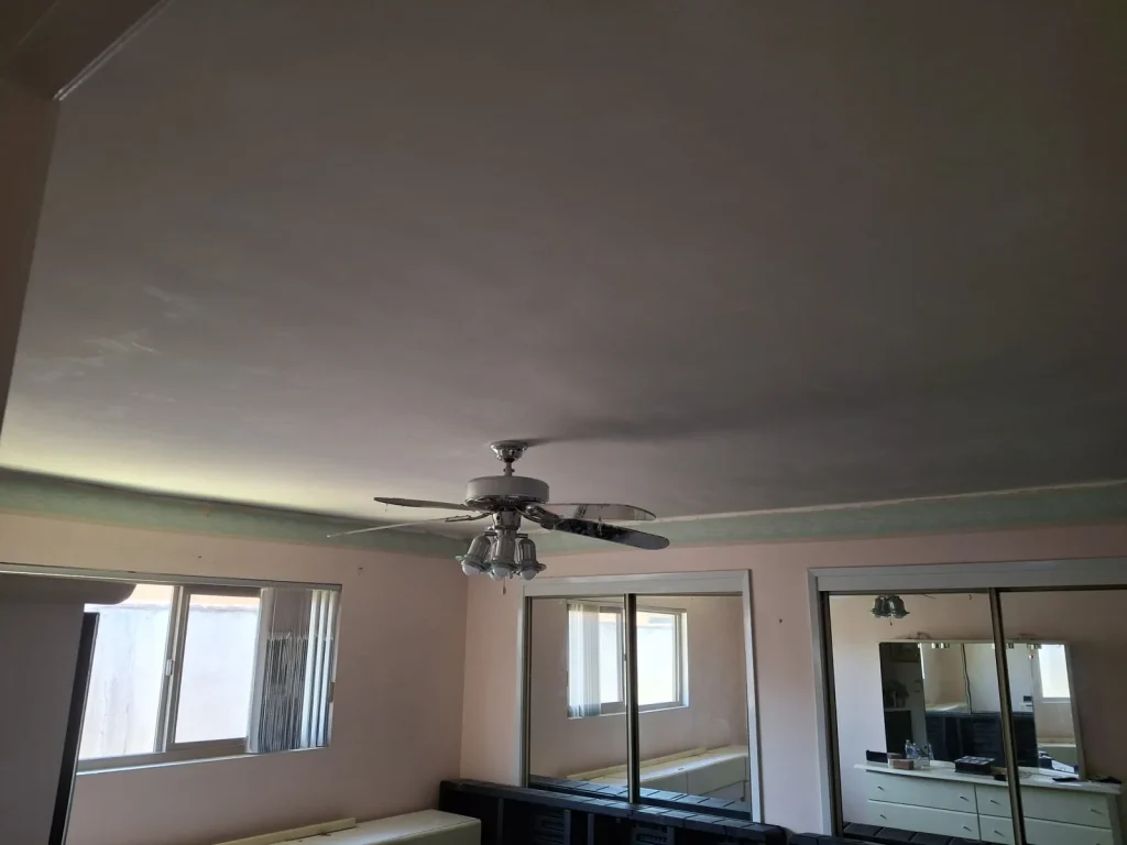 Smooth ceiling in bedroom