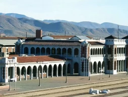 By Ron Reiring - Barstow, CA train station, CC BY 2.0, https://commons.wikimedia.org/w/index.php?curid=116717582