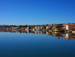 By Thomas from USA - Spring Valley LakeUploaded by shoulder-synth, CC BY 2.0, https://commons.wikimedia.org/w/index.php?curid=9024968